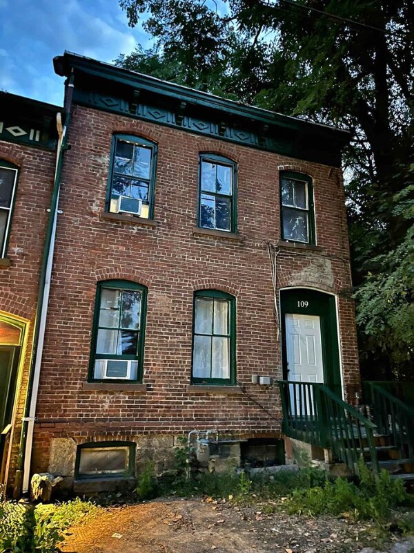 Primary Photo - 109 Clinton St
