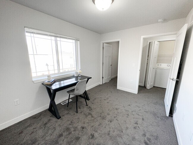 Foto del edificio - 2 Bed + Den / 2.5 Bath Townhome for rent in Cottage Grove!