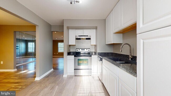 Building Photo - 6330 Sunvalley Terrace
