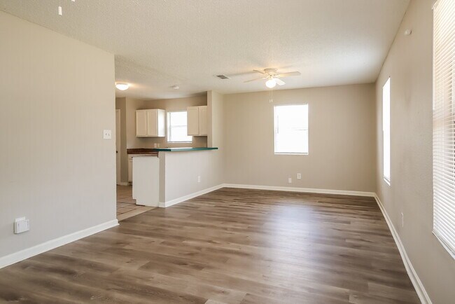 Foto del edificio - 6619 Wayne Johnson Ave