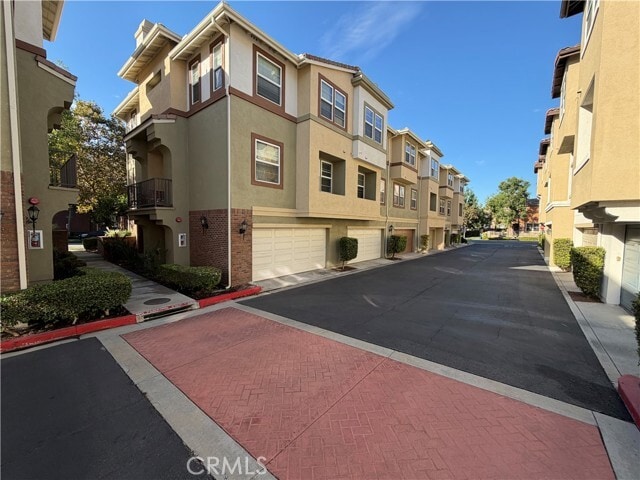 Building Photo - 615 W 1st St