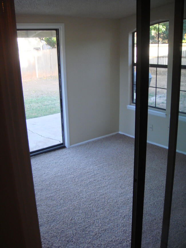 Building Photo - Pre-Leasing this Updated 3/2/2 Great Locat...