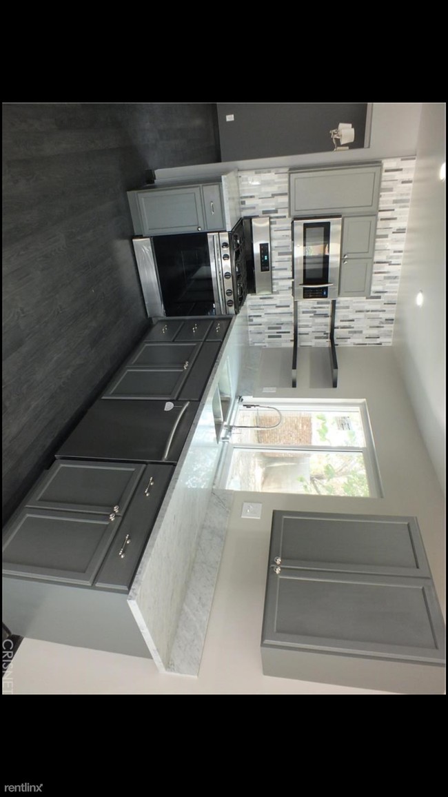 Building Photo - 39777 Country Club Dr