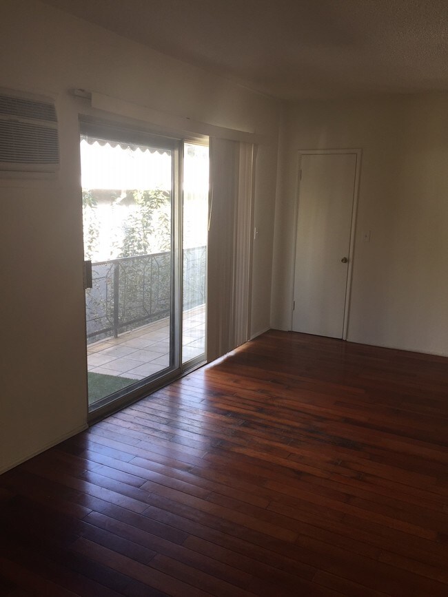 Foto del edificio - 1036 N Stanley Ave