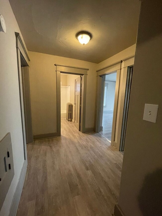 Building Photo - 4 Bedroom/1.5 Bathroom Single Family Home