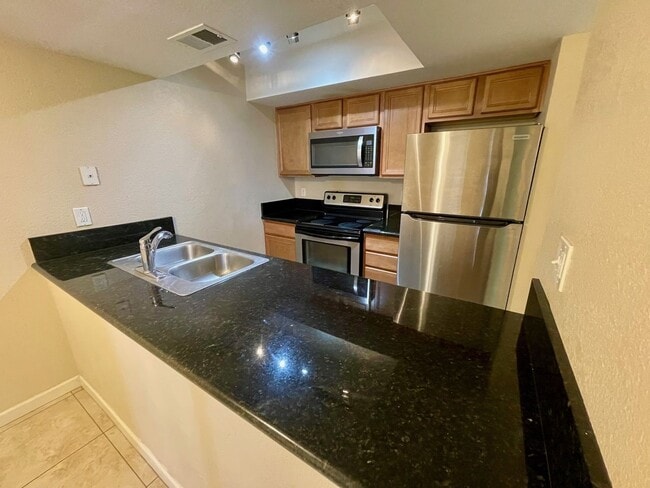 Foto del edificio - 2 Bedroom Condo close to airport