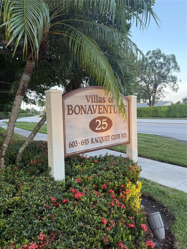 Foto del edificio - 679 Racquet Club Rd