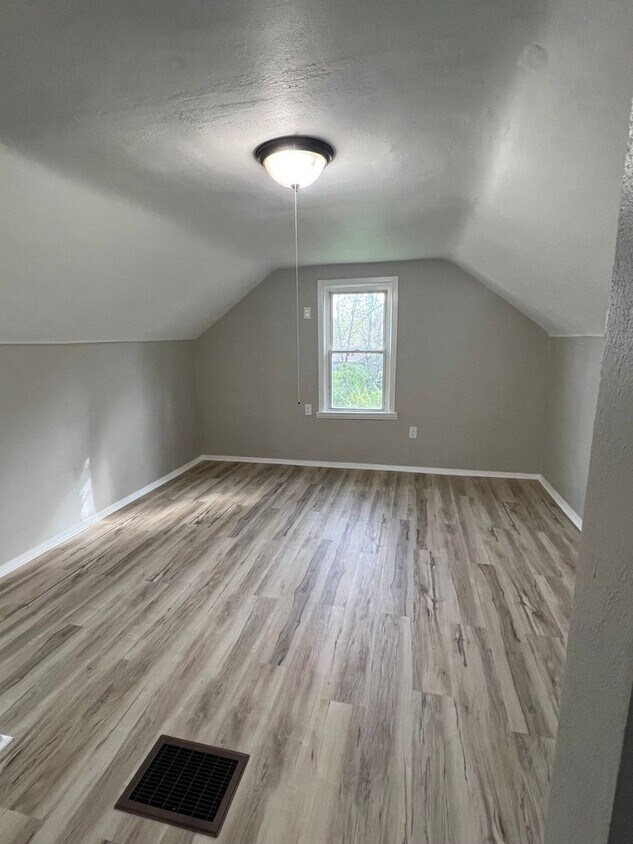 Primary Photo - 3 bedrooms 1 bathroom house