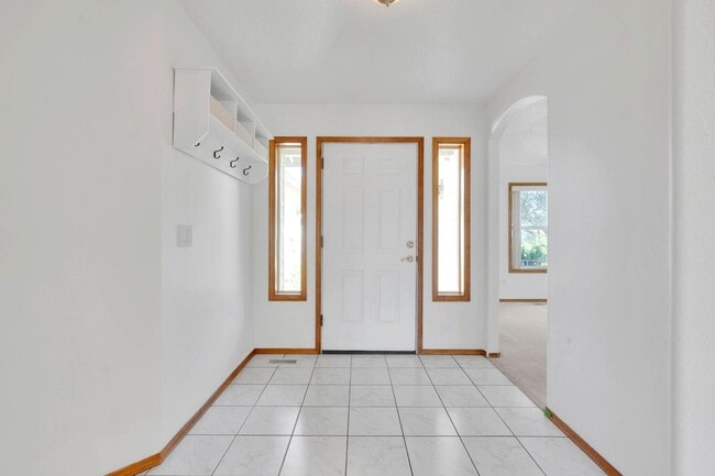 Building Photo - Bright, roomy 3-bdrm/2-bath home w/ office...