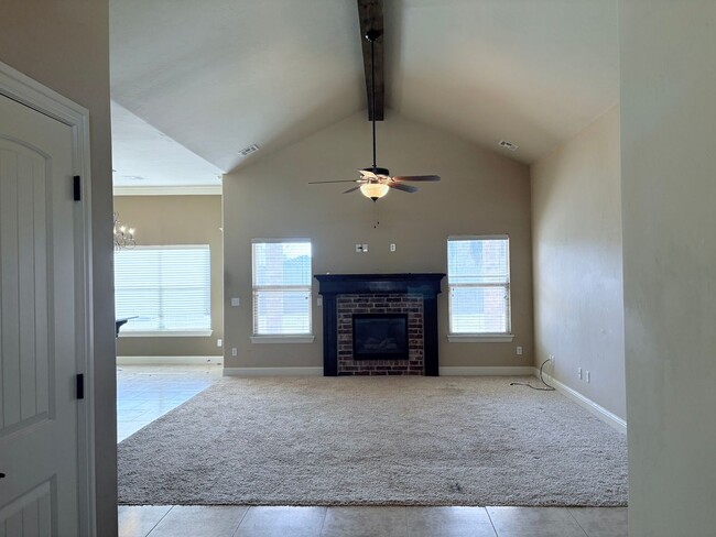 Foto del edificio - Large four bedroom home in Edmond