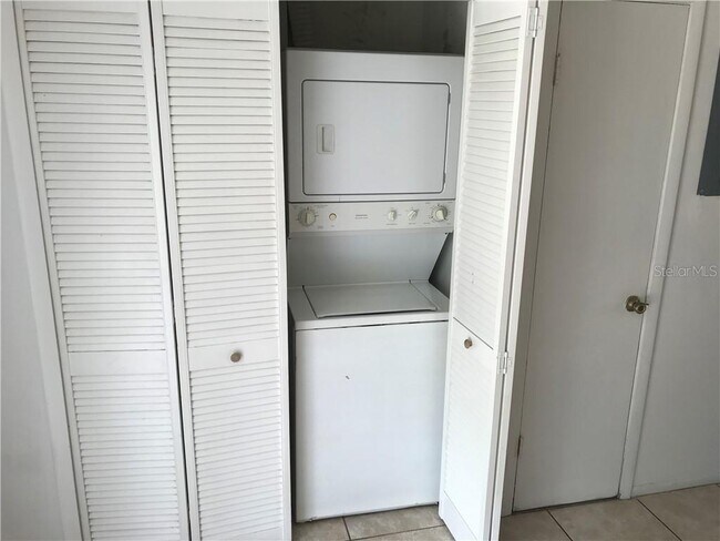 Foto del edificio - 3552 Khayyam Ave