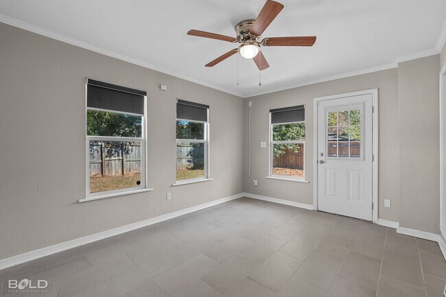 Foto del edificio - 6007 Cardinal Ln