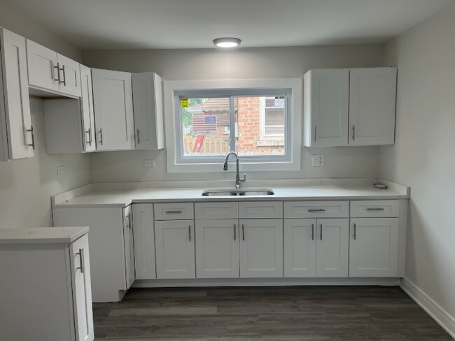 Photo - 13709 S School St House