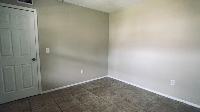 Building Photo - Well appointed 2/2  1st floor condo in beautiful Winter Garden. Available Now!