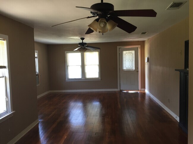 Foto del edificio - 2 bedroom w/ hardwood floors near TTU!