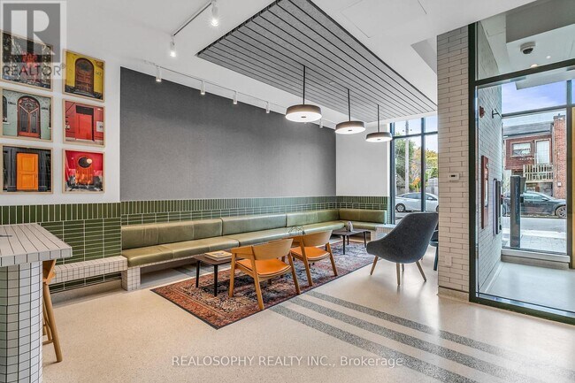 Photo du bâtiment - 115-115 Larchmount Ave