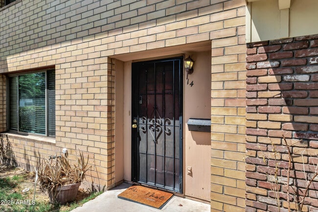 Building Photo - 14 E Hermosa Dr