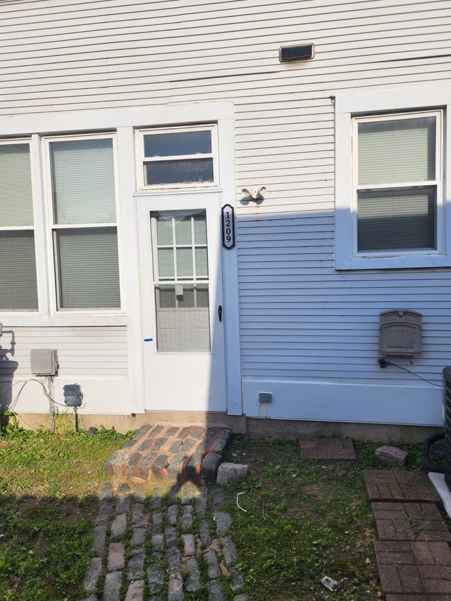 Building Photo - 1209 N 11th St