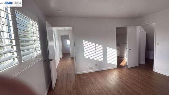 Foto del edificio - 101 E Portola Way