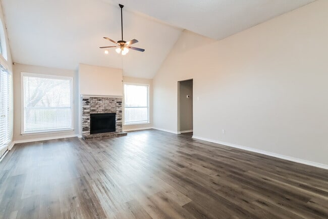 Building Photo - 138 Woodcreek Dr