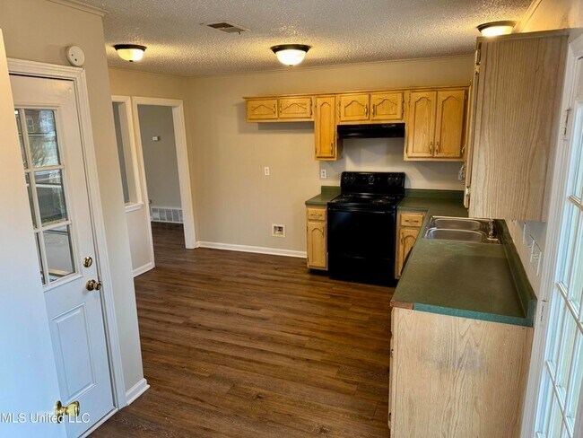 Building Photo - 8241 Ashbrook Dr