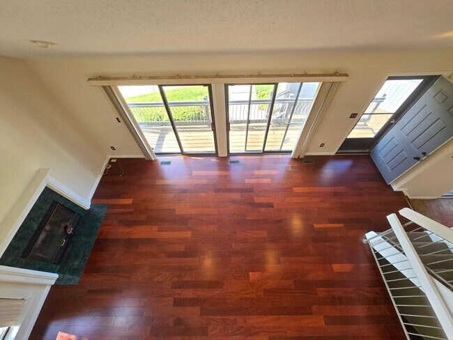 Building Photo - Spacious, freshly painted end-unit townhou...
