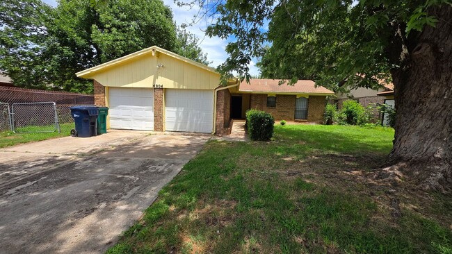 Building Photo - 3 Bed 2 Bath in OKC!
