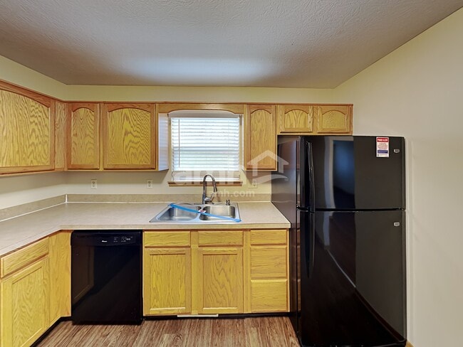 Building Photo - 875 Maher Dr