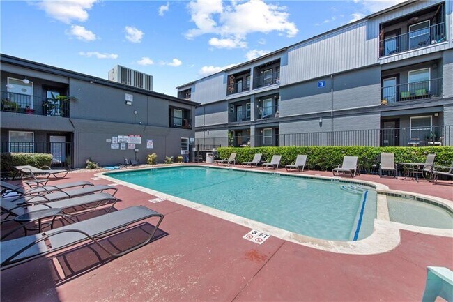 Foto del edificio - AVAILABLE NOW: 1 BR / 1 BA - Heart of Soco - SS Appliances - Minutes from DT