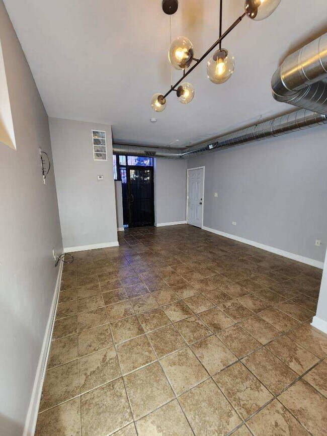 Foto del edificio - 1451 N Hamlin Ave