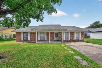 Building Photo - 2026 Wedgewood Ln