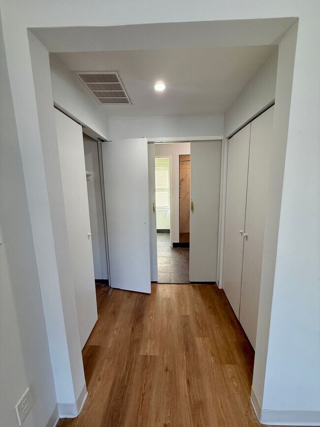 Foto del edificio - 3 bed 2.5 bath townhome - New Renovation