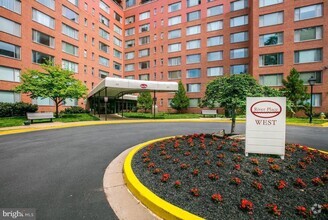 Building Photo - 1111 Arlington Blvd