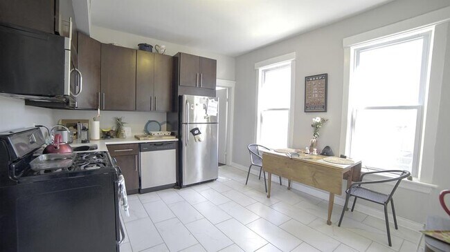 Foto del edificio - 2237 N Hamlin Ave