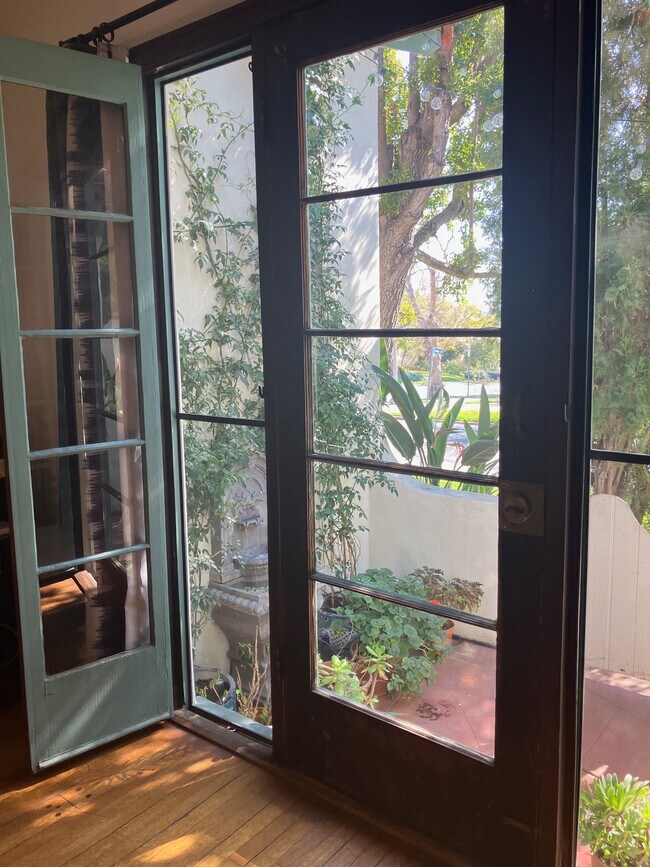 Foto del edificio - 1265 Carmona Ave