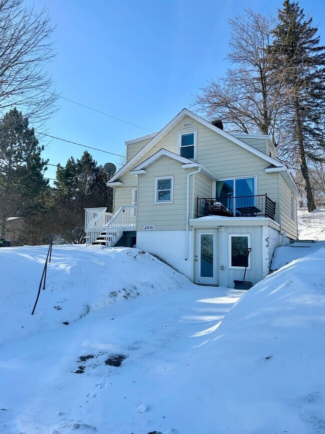 Foto del edificio - AVAILABLE JUNE - Updated 4 Bed 2 Bath