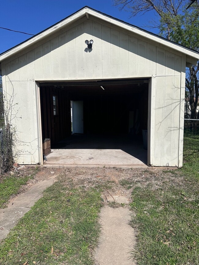 Building Photo - 3625 Maple Ave