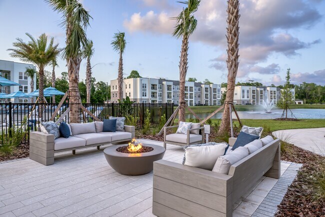Foto del edificio - The Pointe at Davis Creek