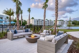 Building Photo - The Pointe at Davis Creek