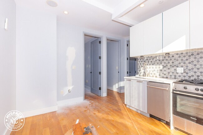 Building Photo - 17 Devoe St