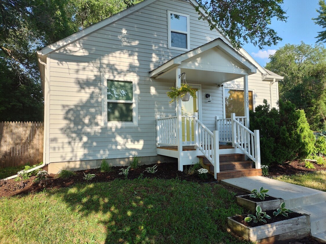 Foto principal - 1203 Central Ave N