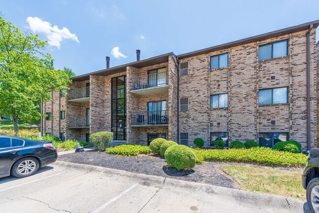 Building Photo - 2 Bedroom Condo Available