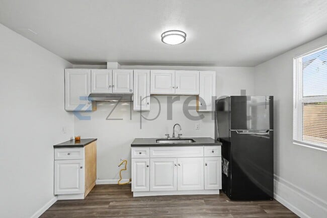 Building Photo - Unit ADU