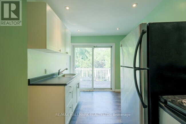 Photo du bâtiment - 30 Lawlor Ave