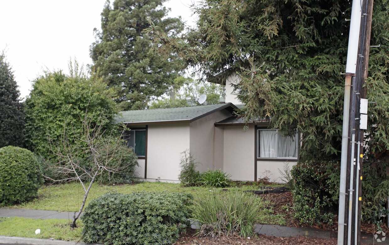 Building Photo - 769-777 W Freeway Dr