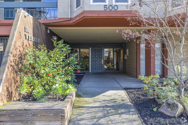Entrance - 500 Vernon St