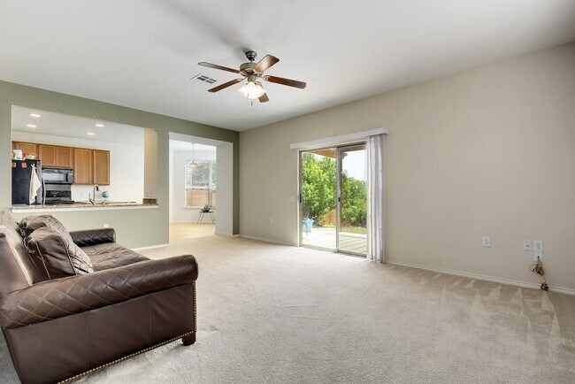 Foto del edificio - 5704 Apple Orchard Ln