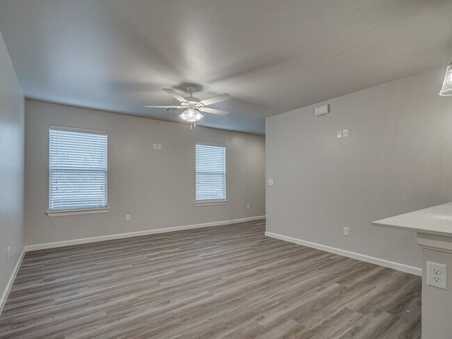 Foto del edificio - Very Nice 4 Bedroom 2 Bath Duplex in Oakda...