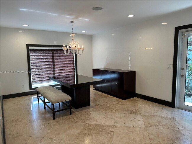 Foto del edificio - 9341 Dickens Ave