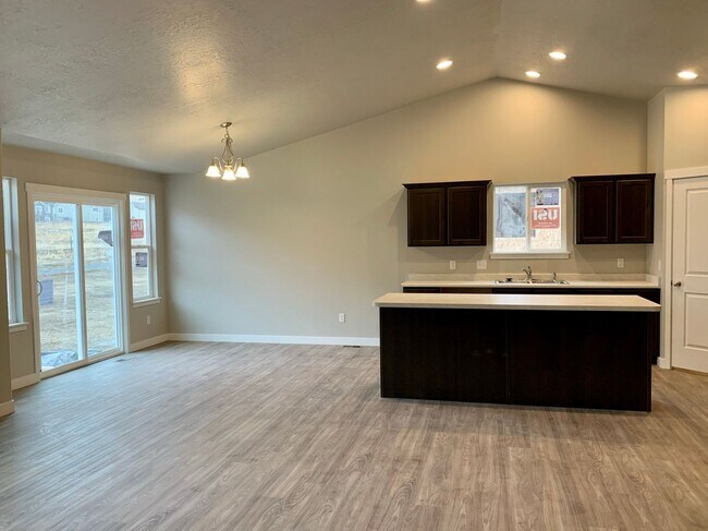 Building Photo - BEAUTIFUL LAKE POINT RAMBLER AVAILABLE July 8th!